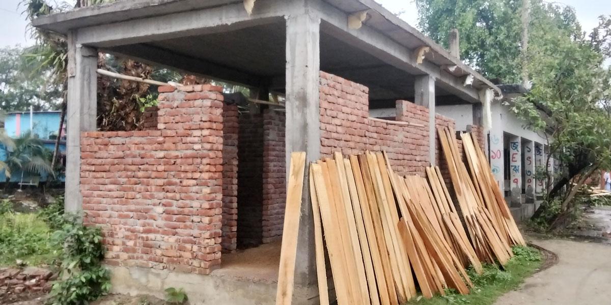 লক্ষ্মীপুরে প্রাথমিক বিদ্যালয়ে ওয়াশ ব্লক নির্মাণে অনিয়ম
