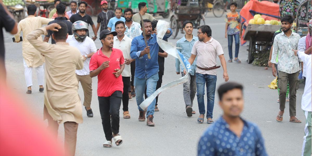 ‘ছাত্র’ মুছে ‘গুপ্ত’ লেখার জেরে চট্টগ্রামে ছাত্রদল-শিবিরের সংঘর্ষ