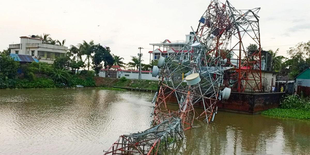 কসবায় ঝড়ে টাওয়ার ভেঙে খালে, মোবাইল-ইন্টারনেট সেবা ব্যাহত