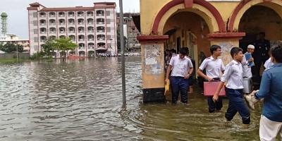 কুমিল্লায় টানা বৃষ্টিতে জলমগ্ন নগরবাসী