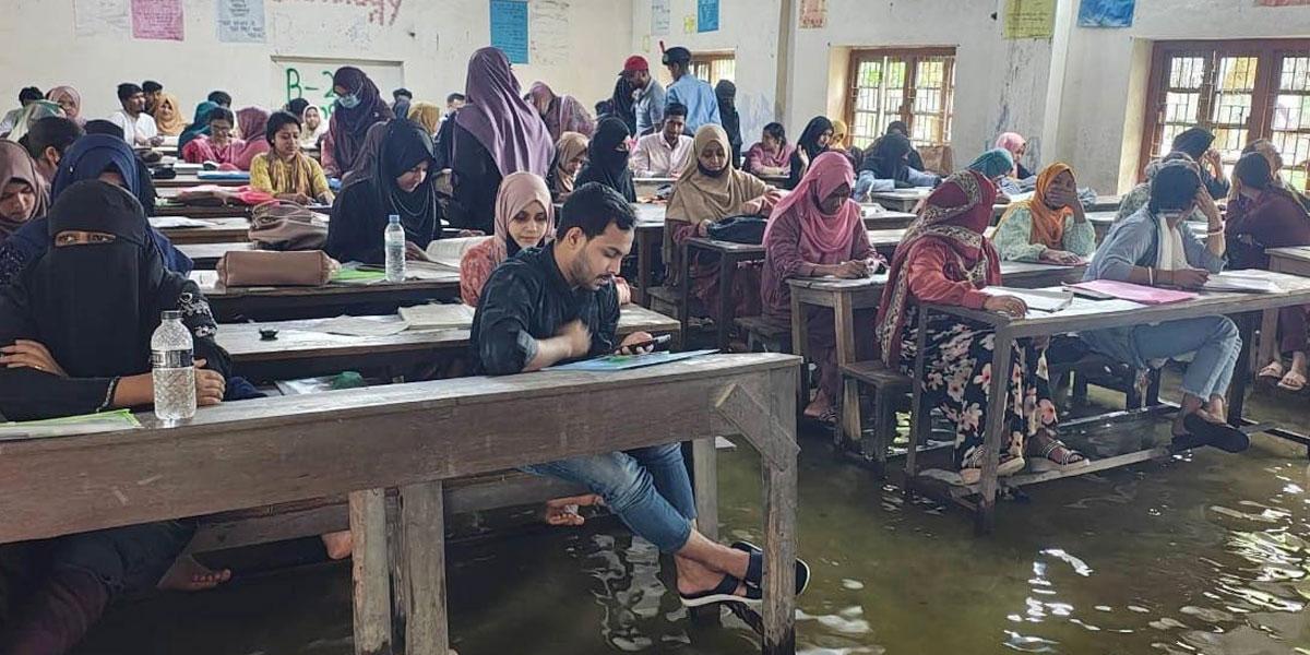 কুমিল্লায় জলাবদ্ধ কক্ষ, বেঞ্চে পা তুলে পরীক্ষা দিলেন স্নাতক শিক্ষার্থীরা