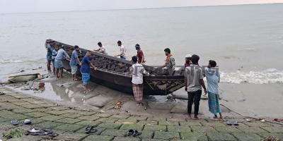 নিষেধাজ্ঞা শেষ রাতে: মেঘনা পাড়ের জেলেদের মাছ ধরার প্রস্তুতি