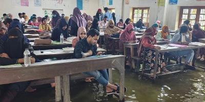 কুমিল্লায় জলাবদ্ধ কক্ষ, বেঞ্চে পা তুলে পরীক্ষা দিলেন স্নাতক শিক্ষার্থীরা