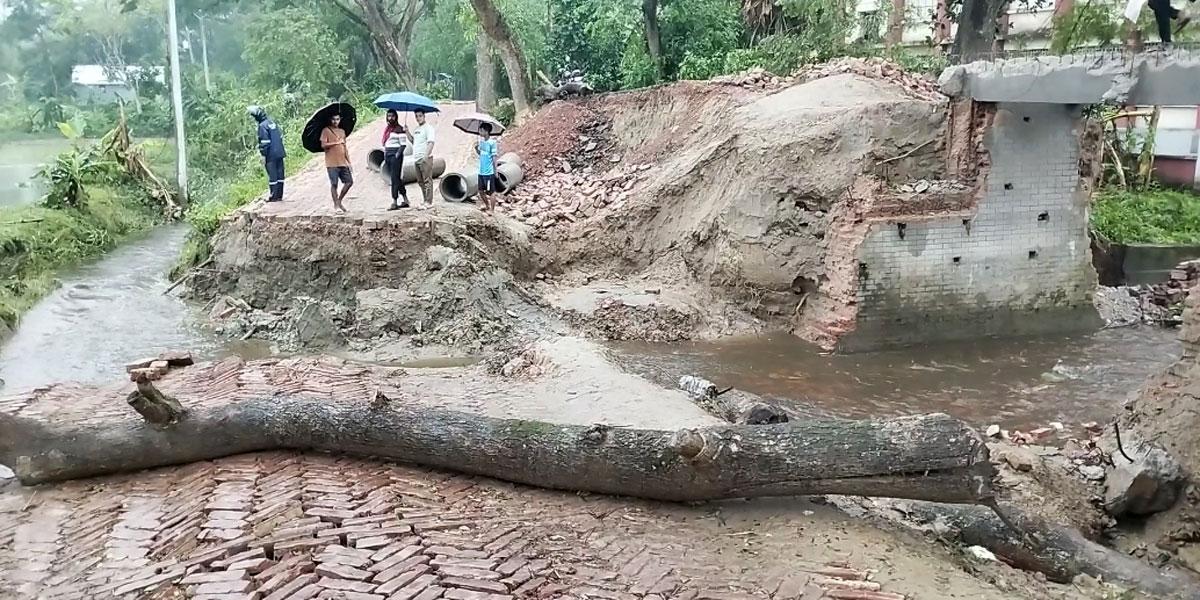 কসবা-আখাউড়া সড়ক ভারী বৃষ্টিতে ভেঙে যান চলাচল বন্ধ