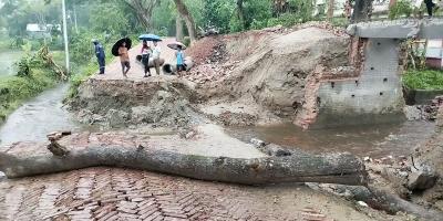 কসবা-আখাউড়া সড়ক ভারী বৃষ্টিতে ভেঙে যান চলাচল বন্ধ