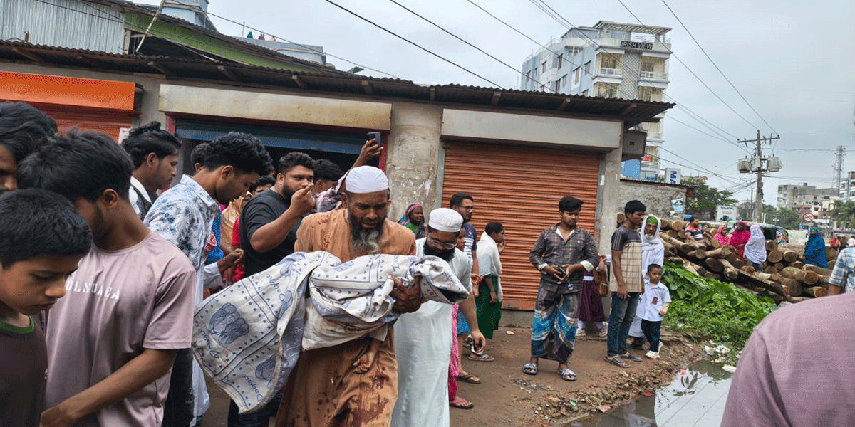কুমিল্লায় বাবার মোটরসাইকেল থেকে ছিটকে প্রাণ গেল ছেলের