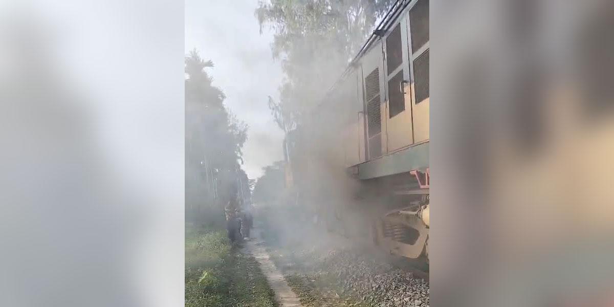 লালমনিরহাটে চলন্ত ট্রেনের ইঞ্জিনে আগুন