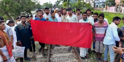 জামালপুরে জলাবদ্ধতা নিরসনের দাবিতে রেলপথ ও সড়ক অবরোধ