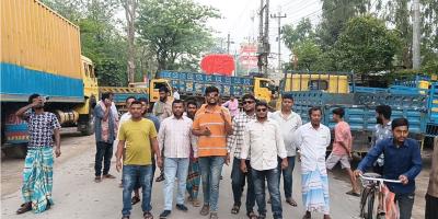 দিনাজপুরে চাঁদাবাজির প্রতিবাদে ট্রাক শ্রমিকদের অবরোধ