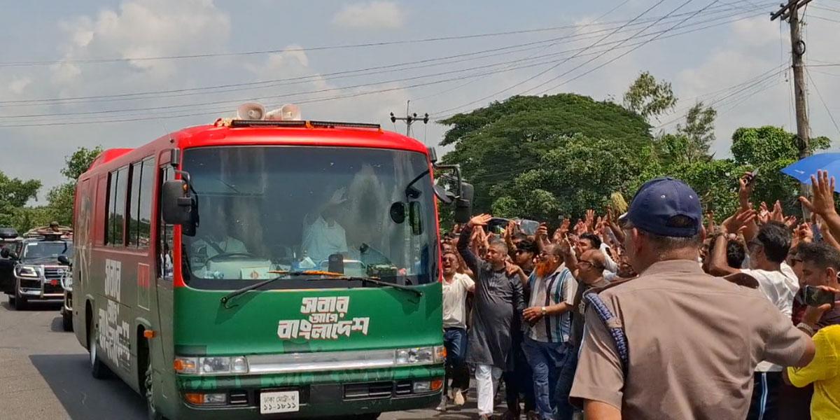 হাত নেড়ে নেতাকর্মীদের ভালোবাসার জবাব দিলেন প্রধানমন্ত্রী