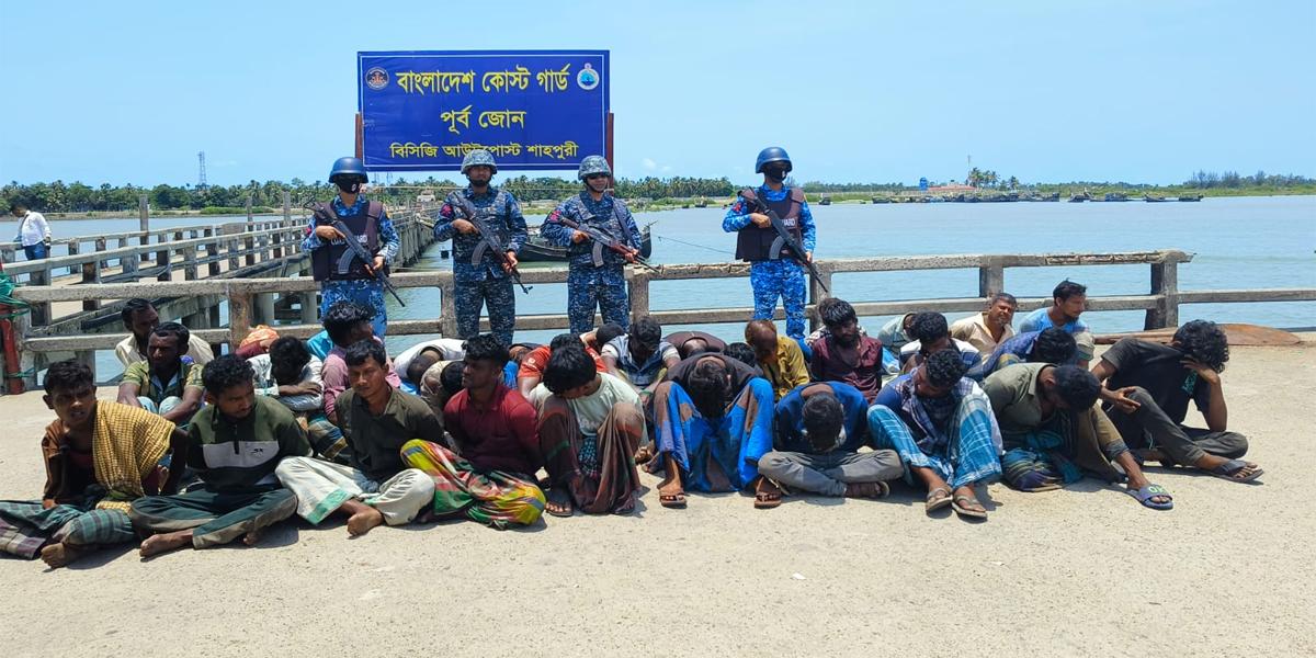 মায়ানমারে পাচারকালে বিপুল পরিমাণ সিমেন্টসহ আটক ৩৩
