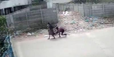 প্রকাশ্যে নারীর পোশাক টেনে পালাল কিশোর