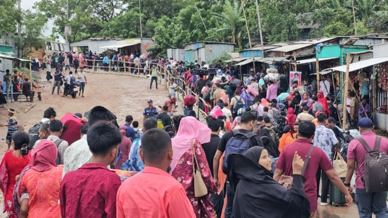 দৌলতদিয়া ঘাটে বেড়েছে যাত্রীর চাপ