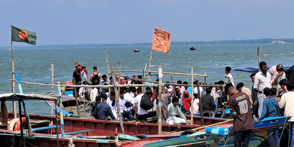 ঈদে দর্শনার্থীদের ভিড়ে মুখর চাঁদপুরের তিন নদীর মোহনা