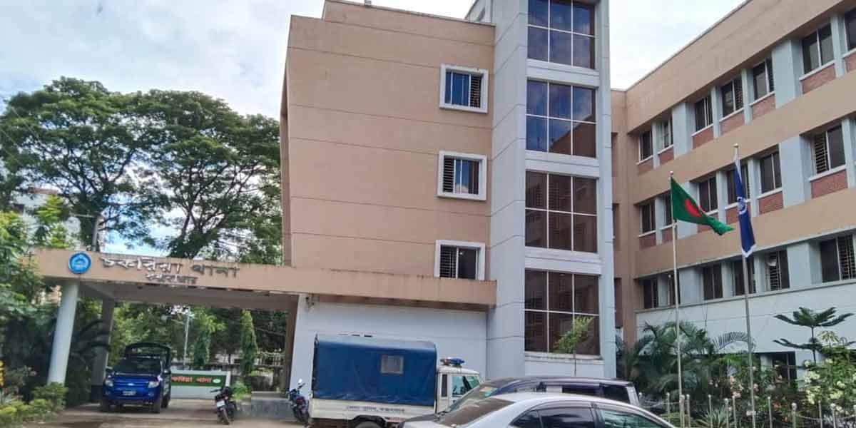 তরুণীকে উদ্ধারে গিয়ে পুলিশে লাঠিচার্জ, আহত প্রেমিক