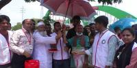 গোপালগঞ্জে তীব্র গরমে ছাতা ও পাখা বিতরণ