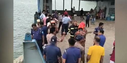দৌলতদিয়া ফেরিঘাটে আবারও যাত্রীবাহী বাস পড়ল পদ্মা নদীতে