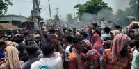 মজুরি বাড়াতে দৌলতপুরে বিড়ি শ্রমিকদের সড়ক অবরোধ