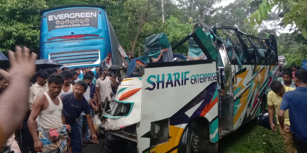 চকরিয়ায় দুই বাসের মুখোমুখি সংঘর্ষে শিশুসহ নিহত ২