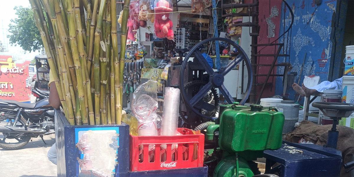 ফুটপাথের দোকানীকে সাধারণ ভাববেন না! হতে পারে...