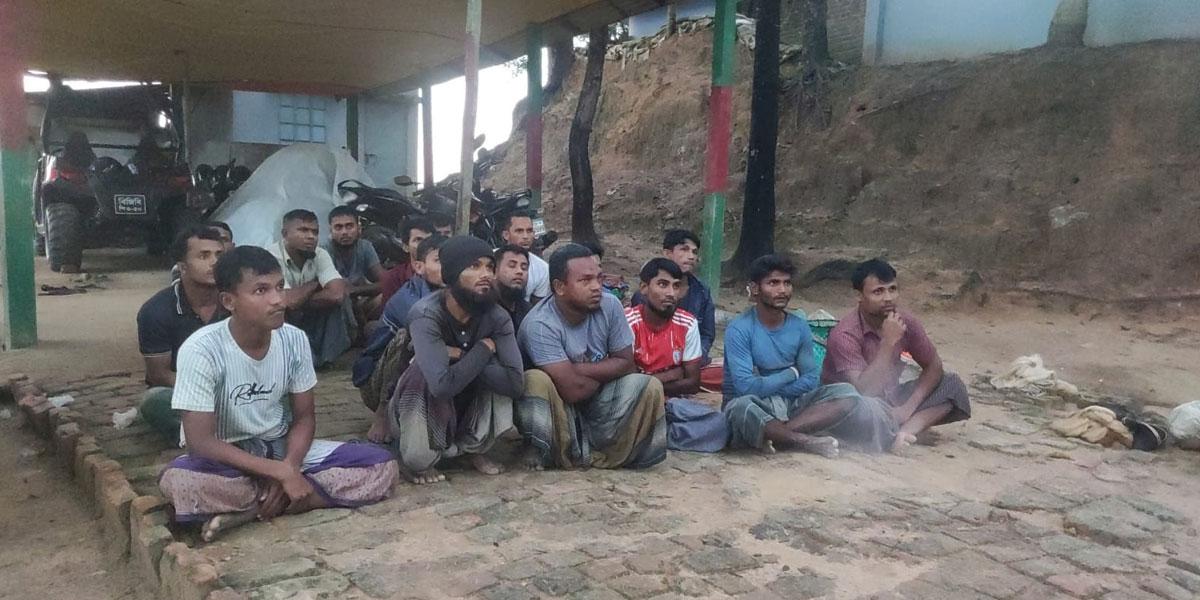 ক্যাম্প থেকে পালিয়ে সীমান্তে মাছ ধরায় ১৯ রোহিঙ্গা আটক