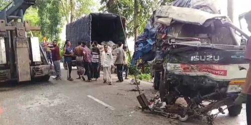 ঢাকা-বরিশাল মহাসড়কে দুই ট্রাকের মুখোমুখি সংঘর্ষ, নিহত ১