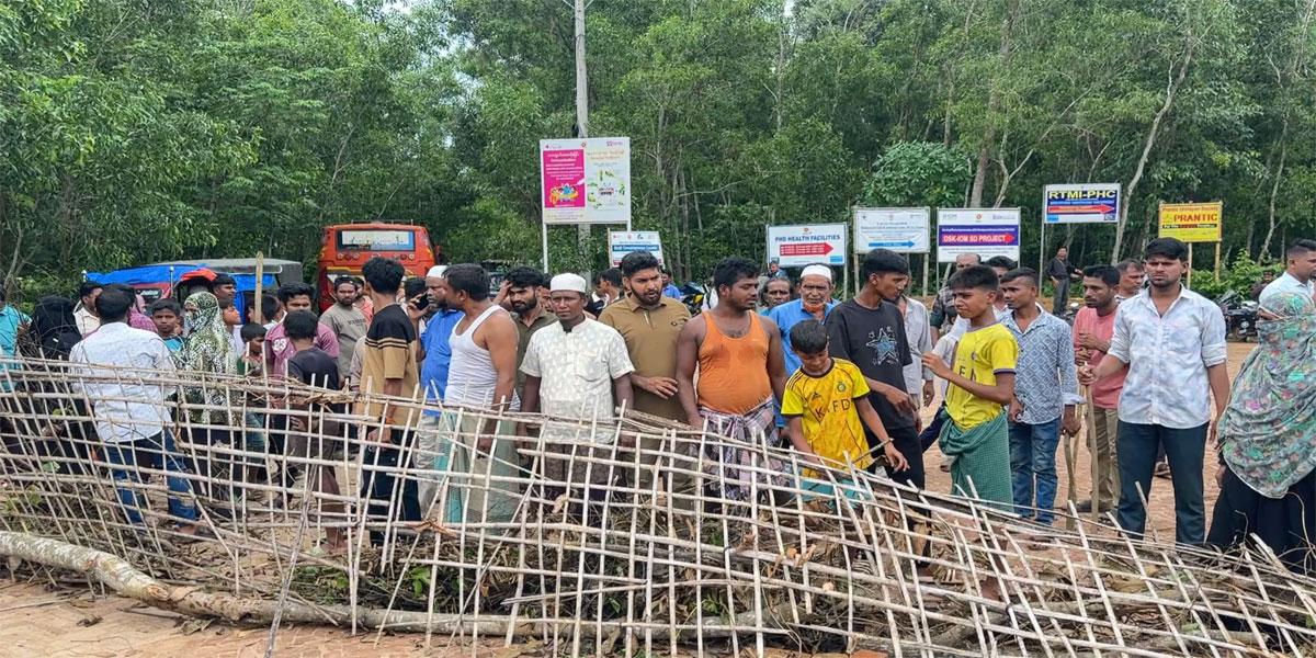 রোহিঙ্গা ক্যাম্প থেকে স্থানীয়দের বিদ্যুৎ সংযোগ বিচ্ছিন্নের প্রতিবাদে সড়ক অবরোধ