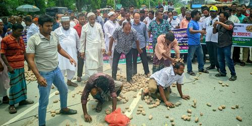 রংপুরে হিমাগারের ভাড়া বাড়ানোয় মহাসড়ক অবরোধ