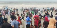 ছুটির দিনে পর্যটকের ঢল, মুখর কক্সবাজার সমুদ্রসৈকত