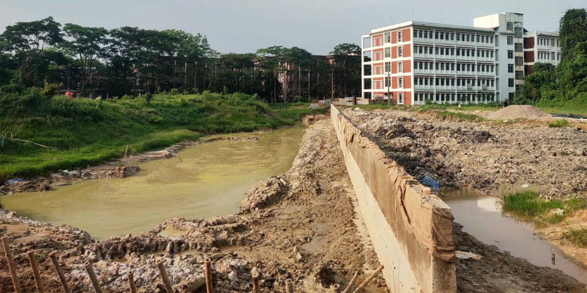 খাল খননের পর ভরাট করে গাড়ির গ‍্যারেজ, কার গরজে?