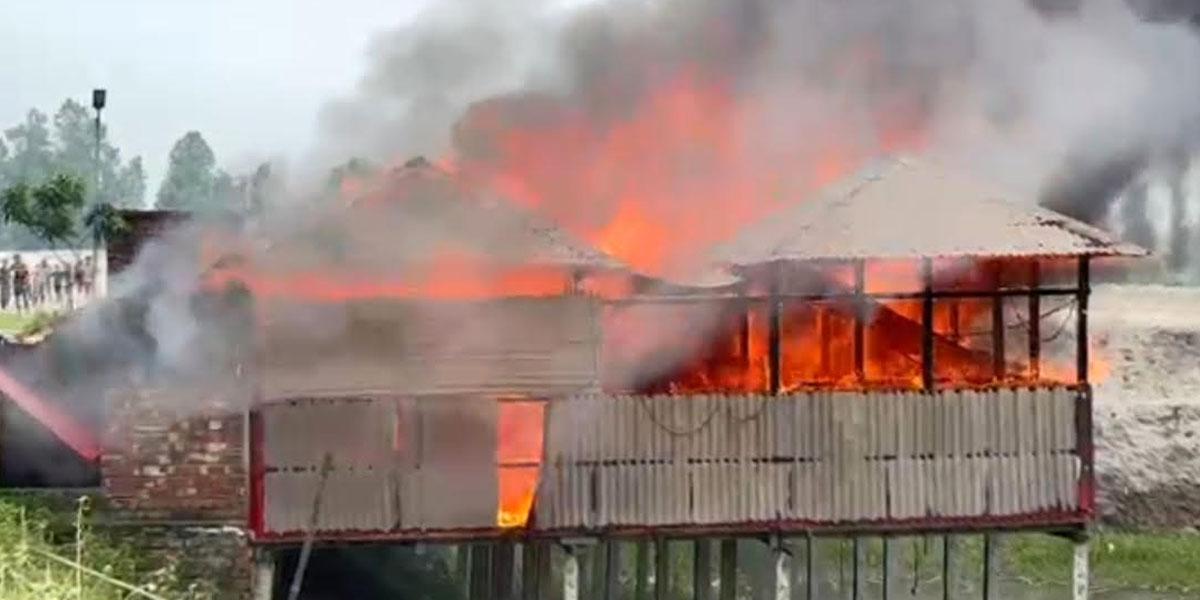 গাইবান্ধায় শিশু ধর্ষণচেষ্টার অভিযোগে রেস্টুরেন্ট ভাঙচুর-আগুন