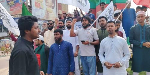 মাগুরায় মহররম উপলক্ষে পথচারীদের মাঝে পানি বিতরণ