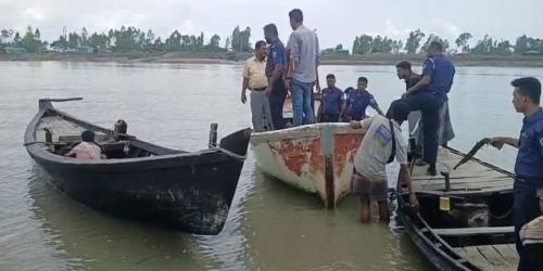 পেকুয়ায় অস্ত্র ও কার্তুজসহ ২ জলদস্যু আটক