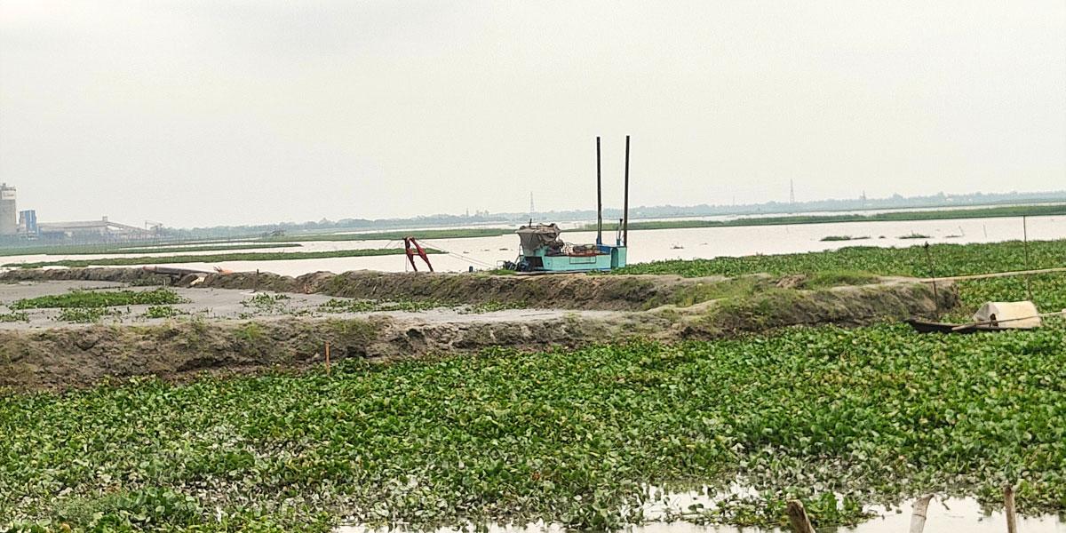 সোনারগাঁ মেঘনা নদীতে বিআইডব্লিউটিএর ড্রেজিং, চাঁদা না পেয়ে অপপ্রচারের অভিযোগ