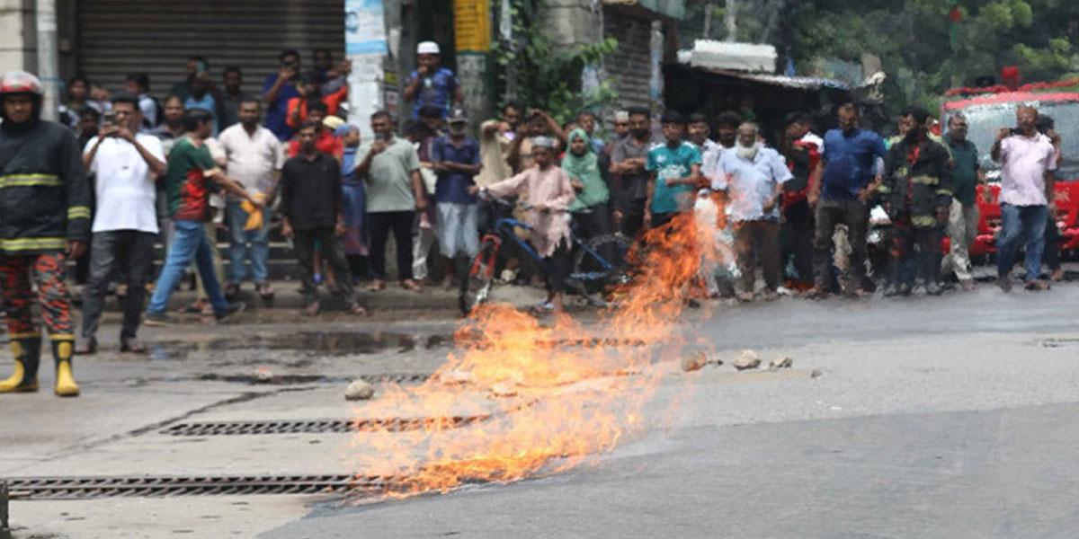 ফয়’স লেকের প্রবেশমুখে গ্যাস পাইপলাইনে আগুন, আতঙ্কে এলাকাবাসী