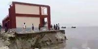 সিরাজগঞ্জে নদীভাঙন অব্যাহত, বিলীনের পথে সরকারি প্রাথমিক বিদ্যালয়