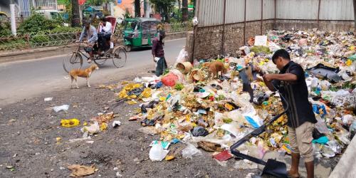 ময়লার স্তূপে ঢাকছে চট্টগ্রাম নগরীর সড়ক