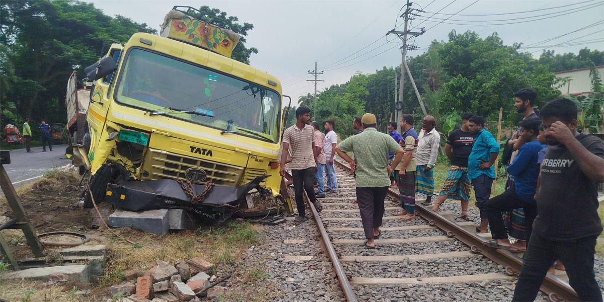 রাজবাড়ীতে রেললাইনে ট্রাক, ট্রেনের সি‌ডিউল উলটপালট