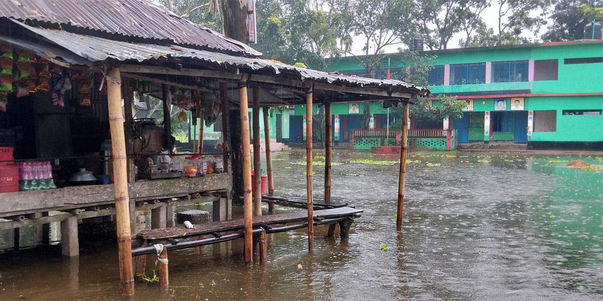 লালমনিরহাটে পানিবন্দি হাজারো মানুষ