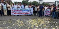 ধামরাইয়ে মহাসড়কে ডিম ভেঙে খামারিদের প্রতিবাদ