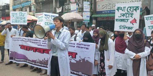 সুমেক হাসপাতাল চালুর দাবিতে ক্লাস বর্জনের অষ্টম দিন, শিক্ষার্থীদের মানববন্ধন