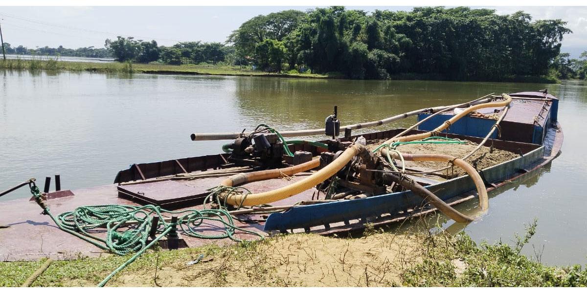 জৈন্তাপুরে দুই ড্রেজার মেশিনসহ আটক ৩