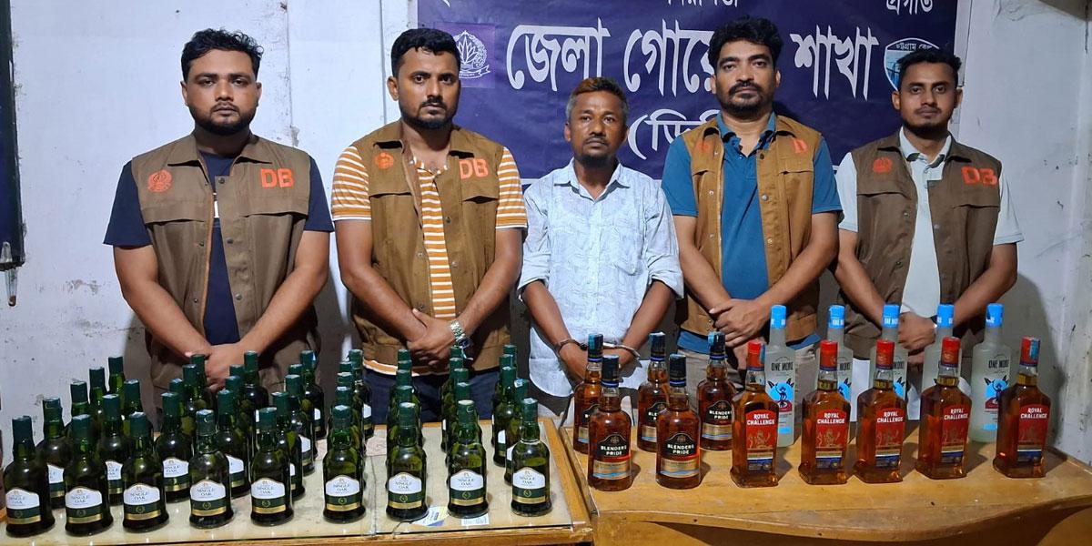 বালুর নিচে মিলল বিদেশি মদের মজুত, আটক বাড়ির মালিক