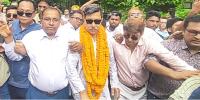 মন্ত্রীত্ব হারিয়েও উষ্ণ অভ্যর্থনায় দীপেন