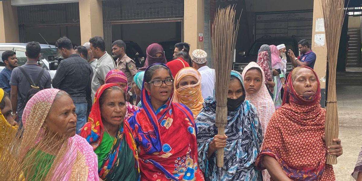 বরিশালের সাবেক ডিসির বিরুদ্ধে দুর্নীতির অভিযোগে ঝাড়ু মিছিল