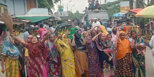 বরিশালে নারী ব্যবসায়ীদের মারধর, ছাত্রদল নেতা–কর্মীদের বিরুদ্ধে ঝাড়ু মিছিল