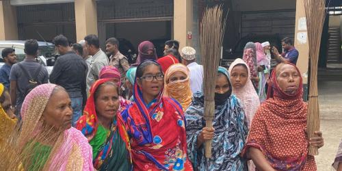 বরিশালের সাবেক ডিসির বিরুদ্ধে দুর্নীতির অভিযোগে ঝাড়ু মিছিল