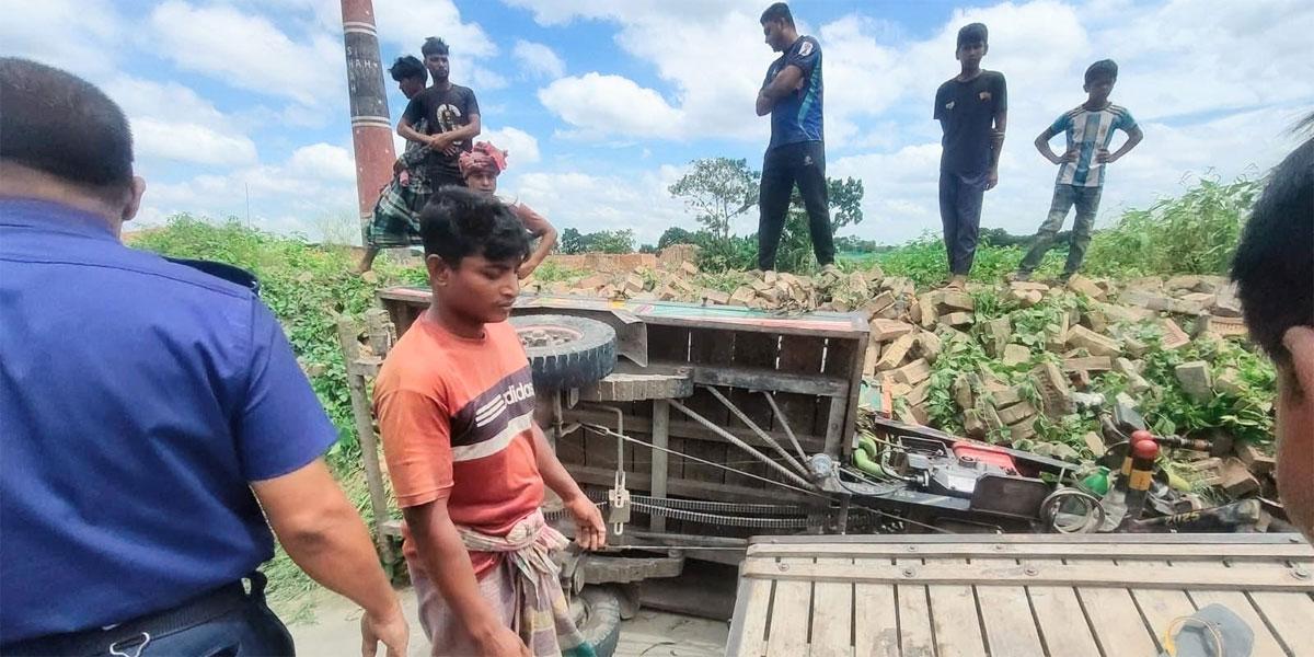 জীবননগরে সড়ক দুর্ঘটনায় প্রাণ গেল ভ্যানচালকের