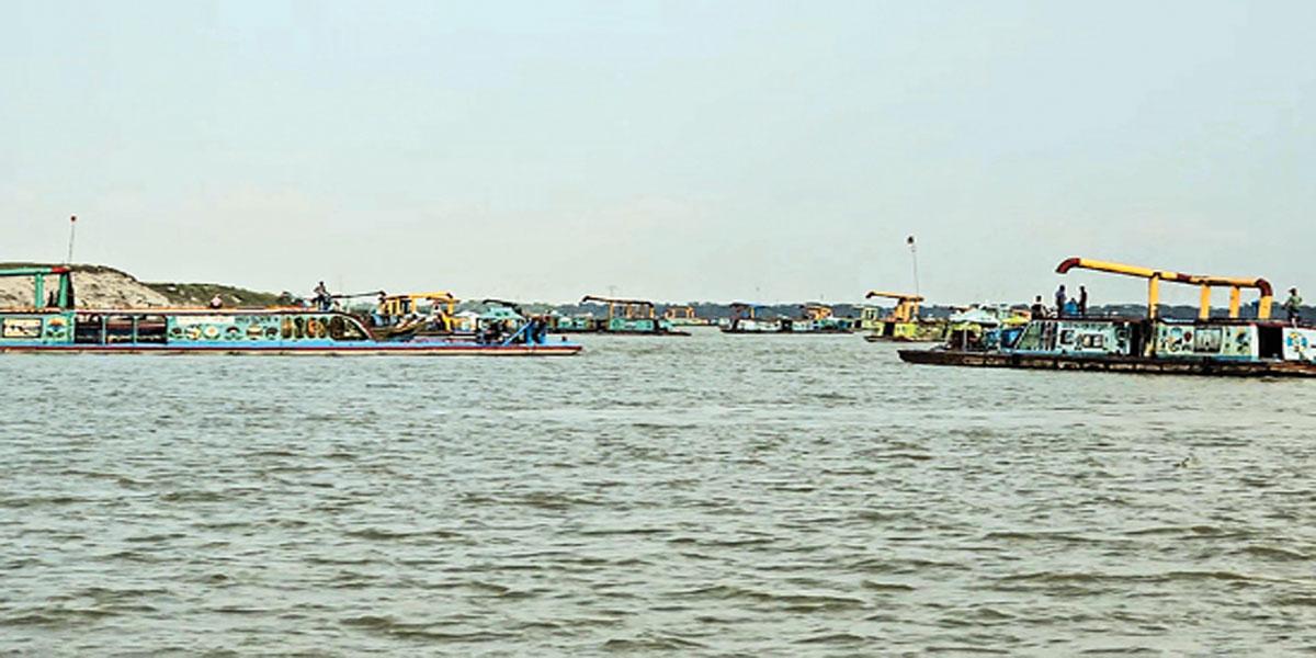 পদ্মায় শতাধিক ড্রেজারে বালু উত্তোলন