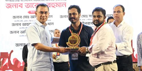 জুলাই স্মৃতি স্মারক তুলে দিলেন প্রধানমন্ত্রী তারেক রহমান